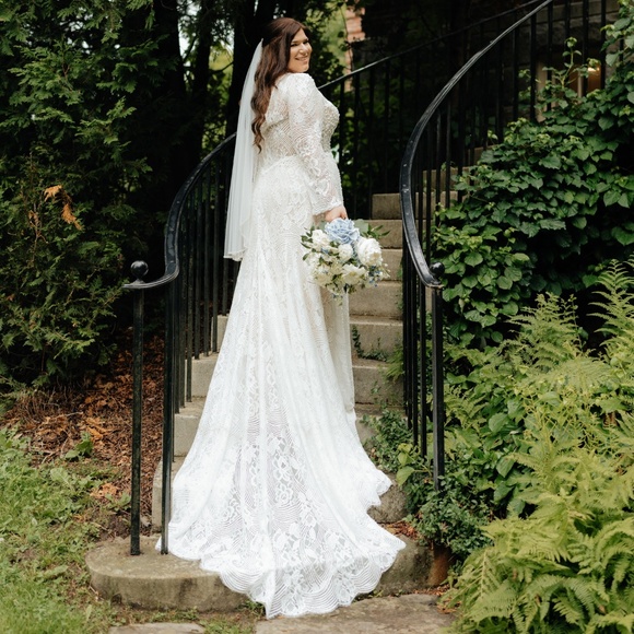 Chic Nostalgia Wedding Gown Bridal Size 20 Street Size 16 Ivory Lace Long Sleeve - Picture 1 of 10